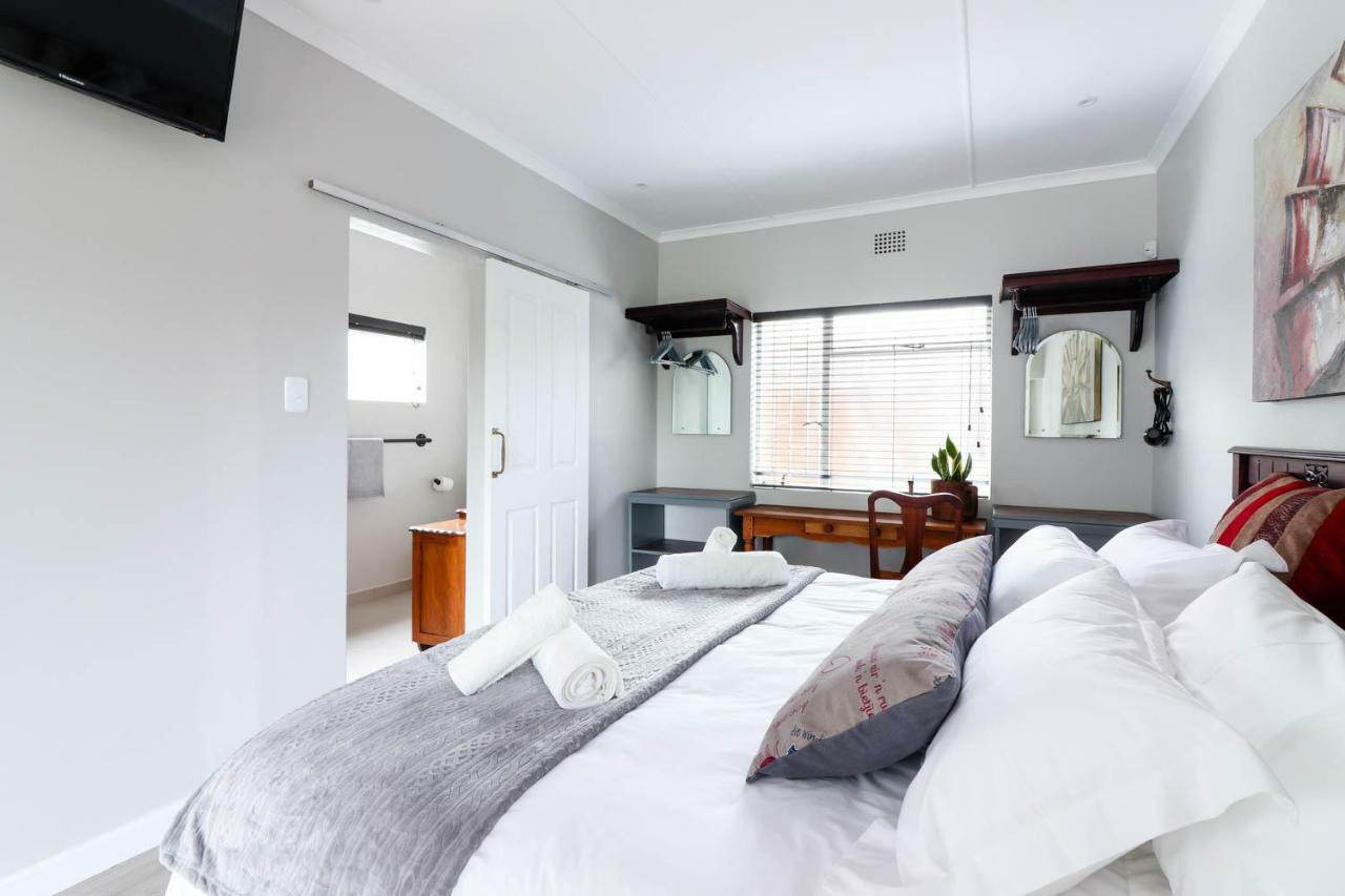 Arbour1 Guesthouse George Esterno foto